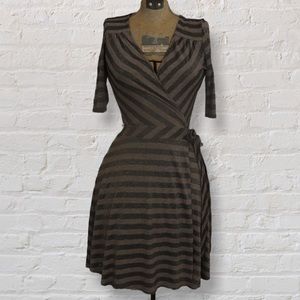 B44 Dresses Gold Beige Striped Wrap V-neck Tie Waist 3/4 Length Sleeve Dress